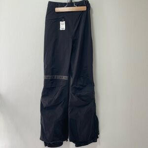 Marmot snow pants, thin-lined perfect for snow activity! Women’s S/P